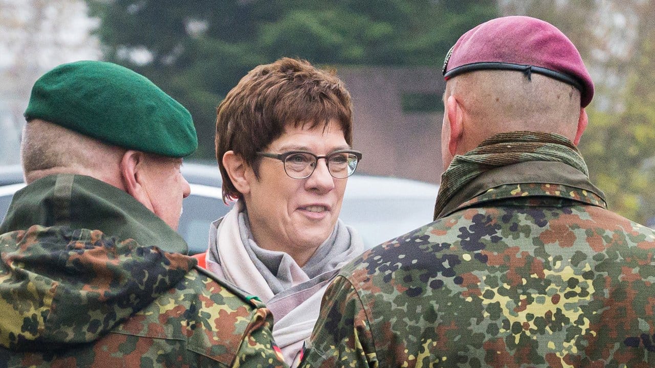 Verteidigungsministerin Kramp-Karrenbauer wird in der Graf-Werder-Kaserne in Saarlouis empfangen.