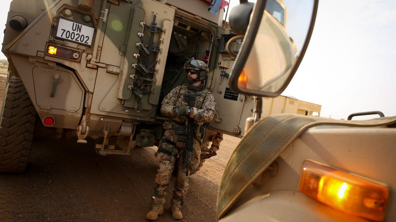 Schwer bewaffnete Bundeswehrsoldaten am Feldlager Camp Castor im Norden von Mali.