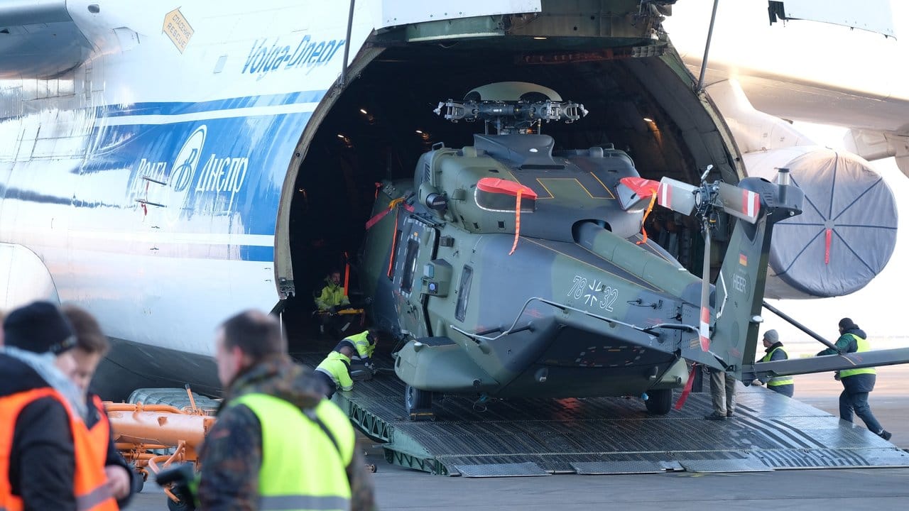 Ein Helikopter vom Typ NH 90 wird für die Mali-Mission verladen.