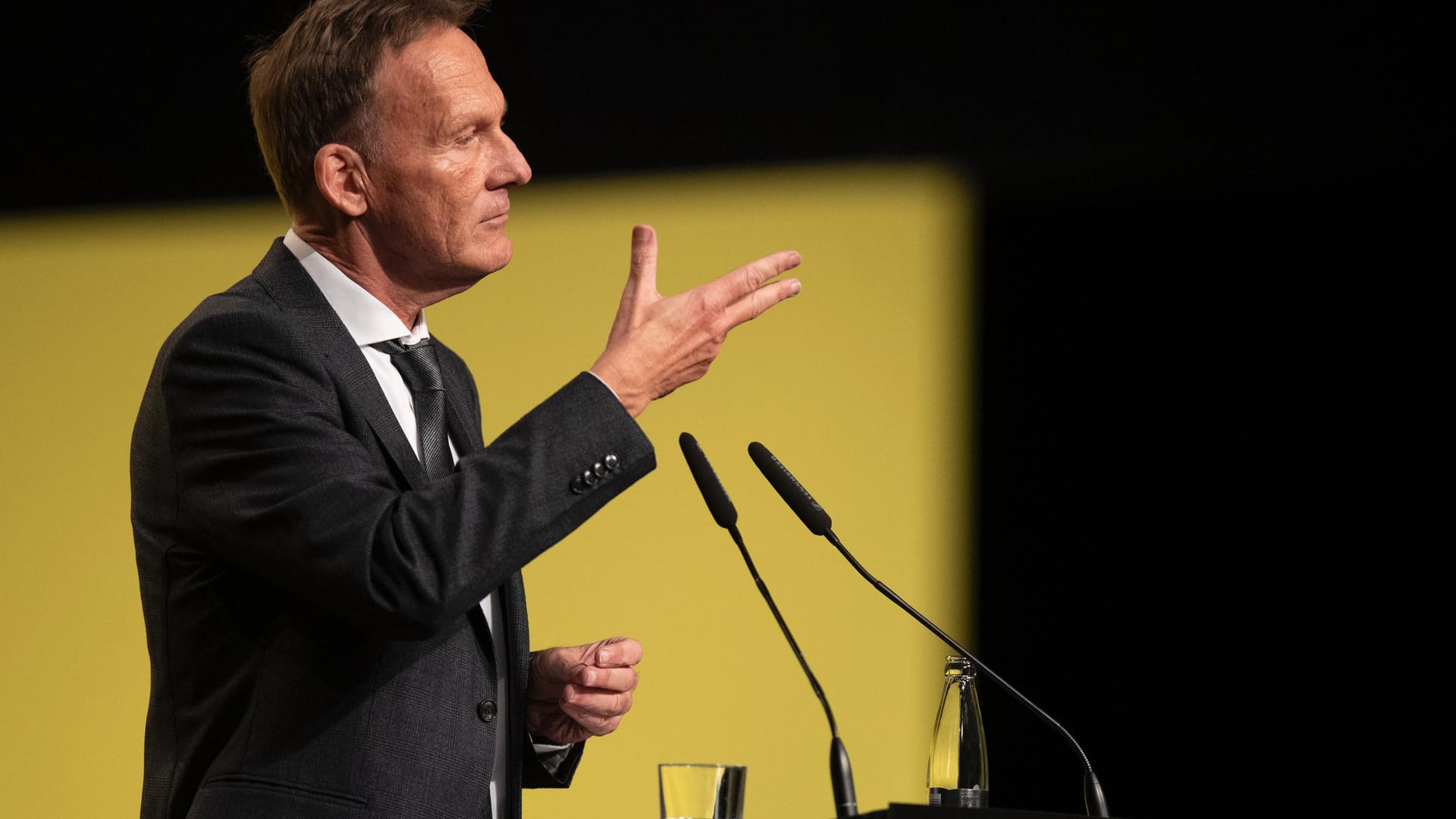 Denn Watzke sagte: "An der gleichzeitigen Formschwäche einiger Spieler müssen wir am meisten arbeiten." Und kassierte dafür aus dem Publikum Applaus.