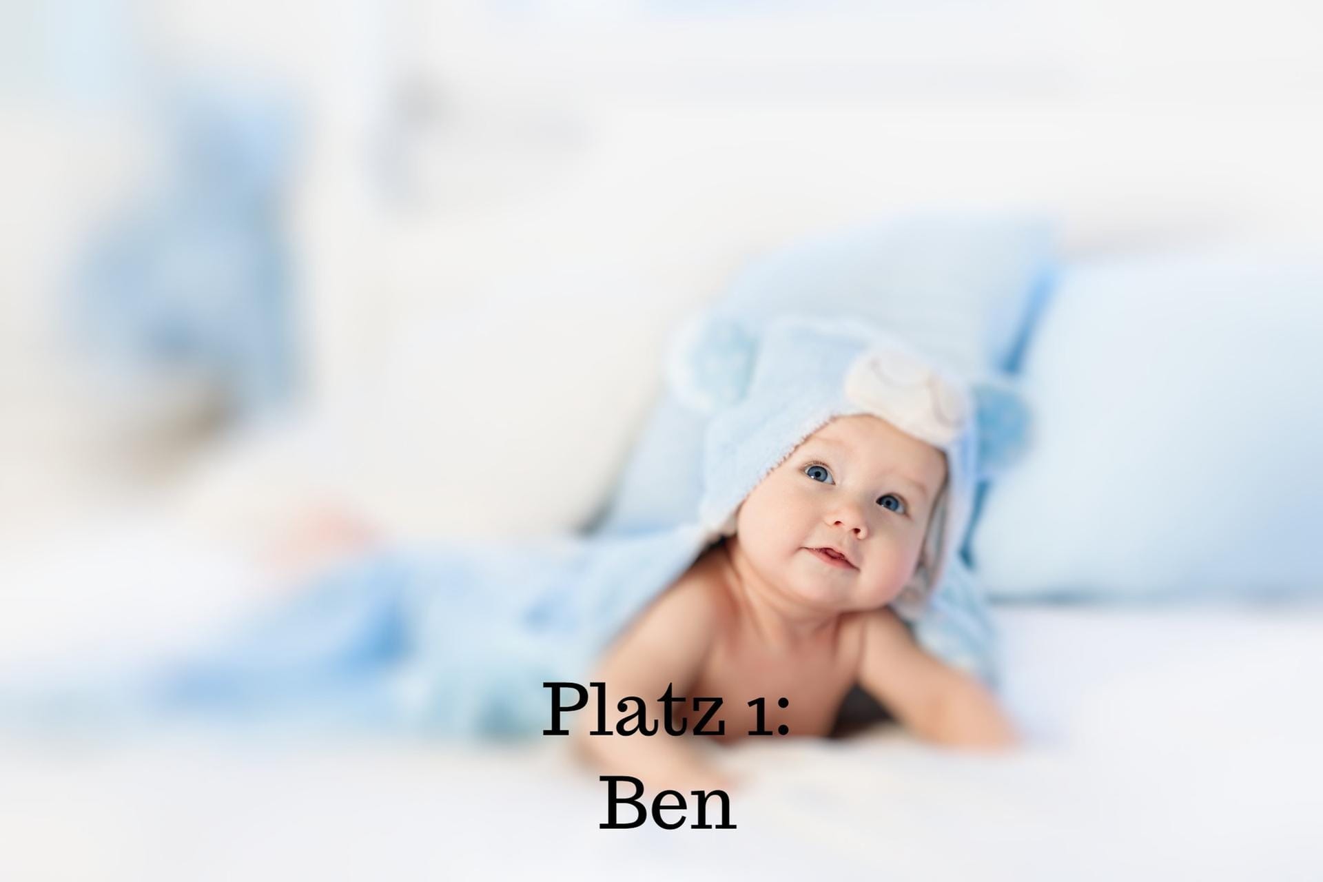 Platz 1: Ben – Der Name ist die Kurzform von Benjamin, Benedikt oder Bernhard und hat einen lateinischen, hebräischen sowie althochdeutschen Ursprung. Übersetzt bedeutet der Name "der Sohn", "der Gesegnete" oder "der gute Redner".