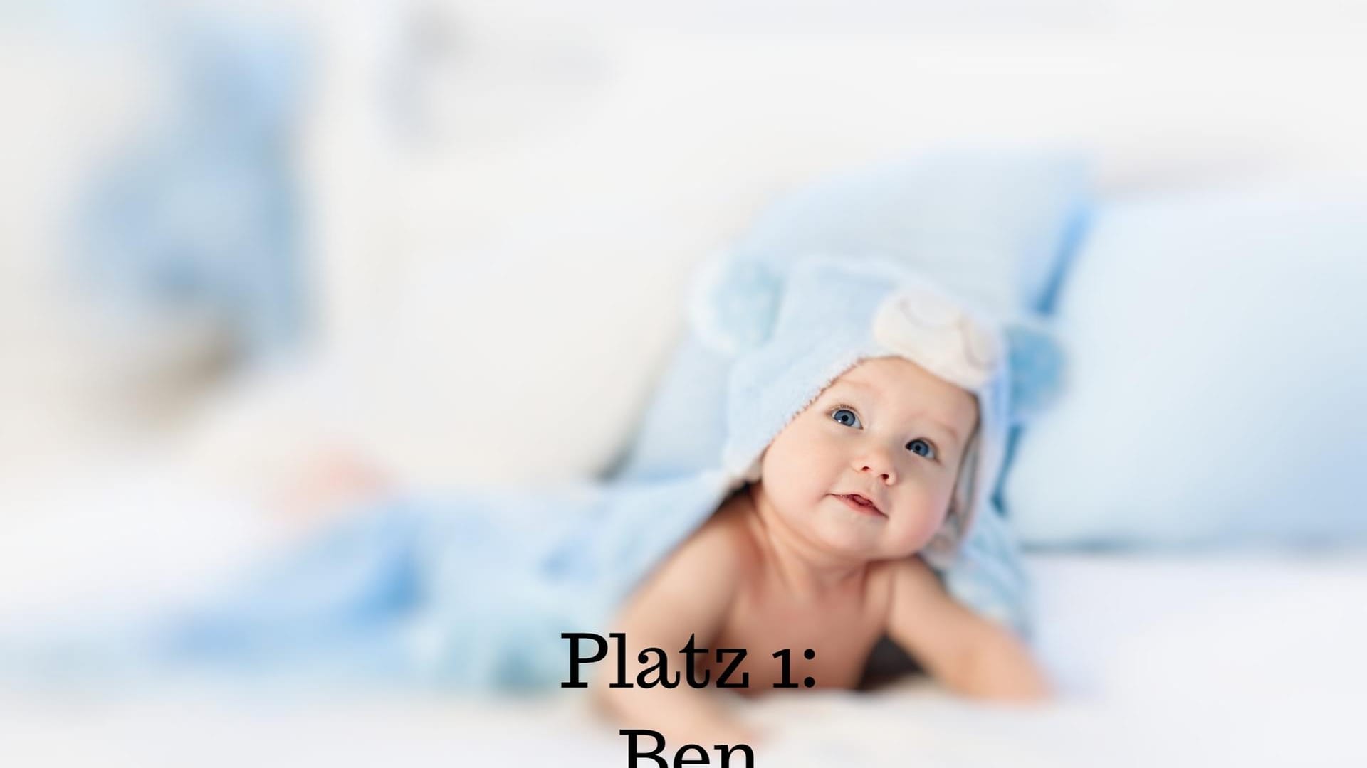 Platz 1: Ben – Der Name ist die Kurzform von Benjamin, Benedikt oder Bernhard und hat einen lateinischen, hebräischen sowie althochdeutschen Ursprung. Übersetzt bedeutet der Name "der Sohn", "der Gesegnete" oder "der gute Redner".