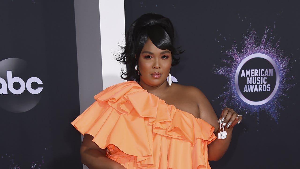 Lizzo mit der vielleicht kleinsten Handtasche der Welt.