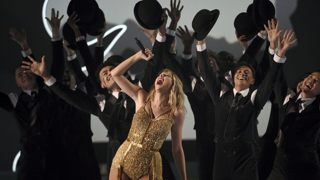 Taylor Swift tritt mit einem Medley im Microsoft Theater auf.