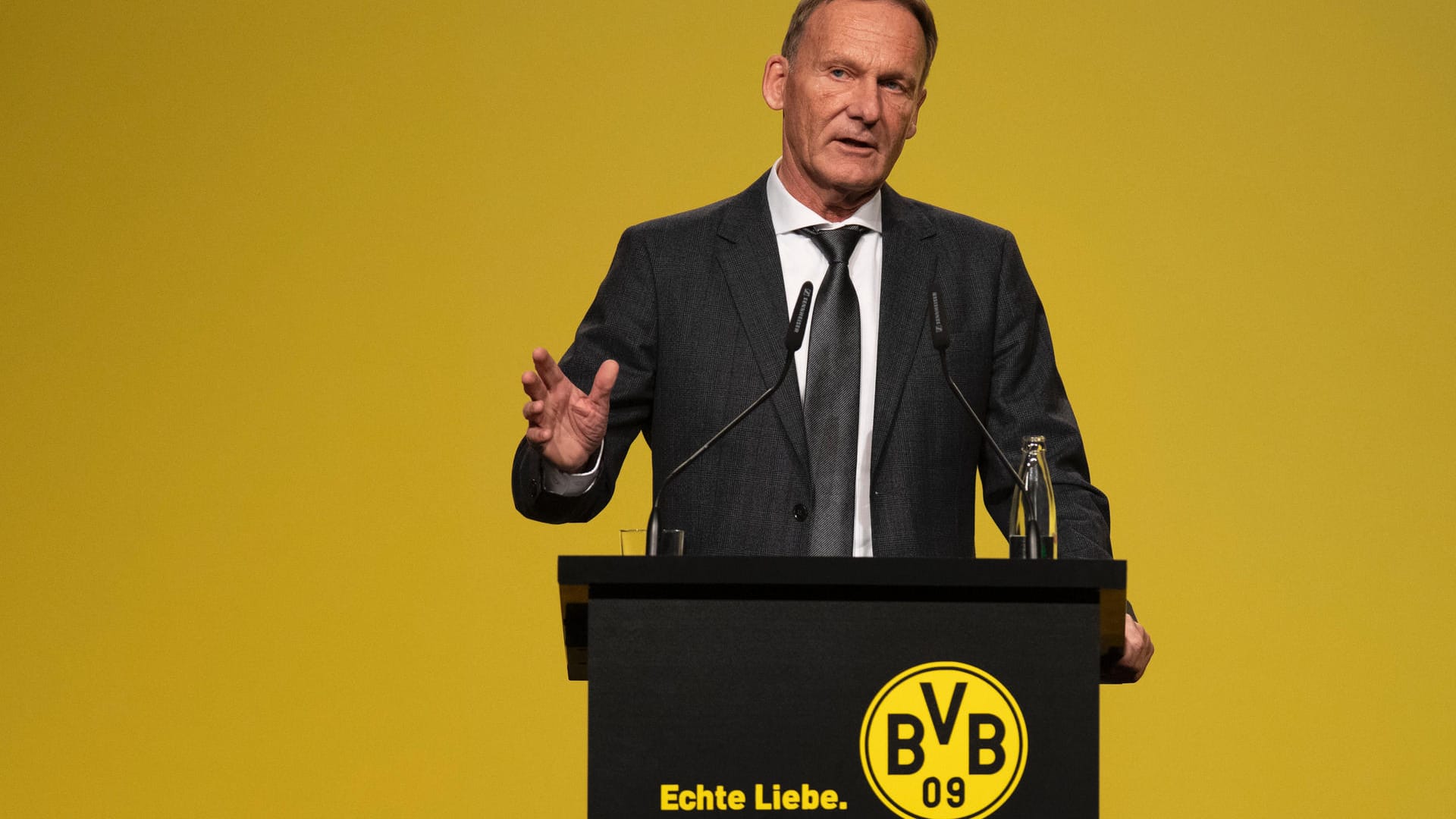Auf der Jahreshauptversammlung von Borussia Dortmund am Sonntag gab Hans-Joachim Watzke offen einen Fehler in der Transferpolitik zu. "Wir hätten eine zweite Neun verpflichten sollen. Das haben wir falsch analysiert." Der verletzungsanfällige Paco Alcacer ist derzeit der einzige gelernte Mittelstürmer im Kader des BVB. t-online.de hat geschaut, welche Stürmer die Borussia nun im Winter verpflichten könnte.