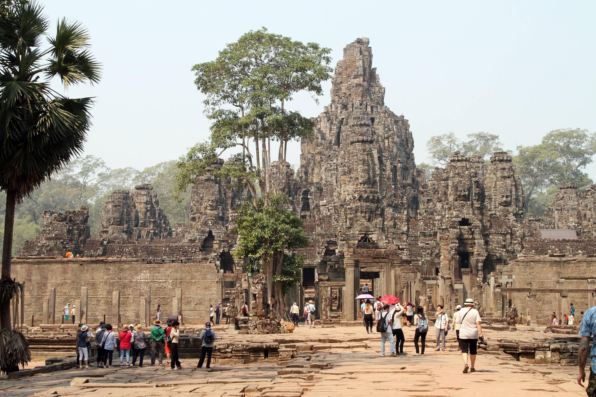 Angkor Wat Tempel: Die uralten Gemäuer leiden unter der Abnutzung durch zahlreiche Touristen.