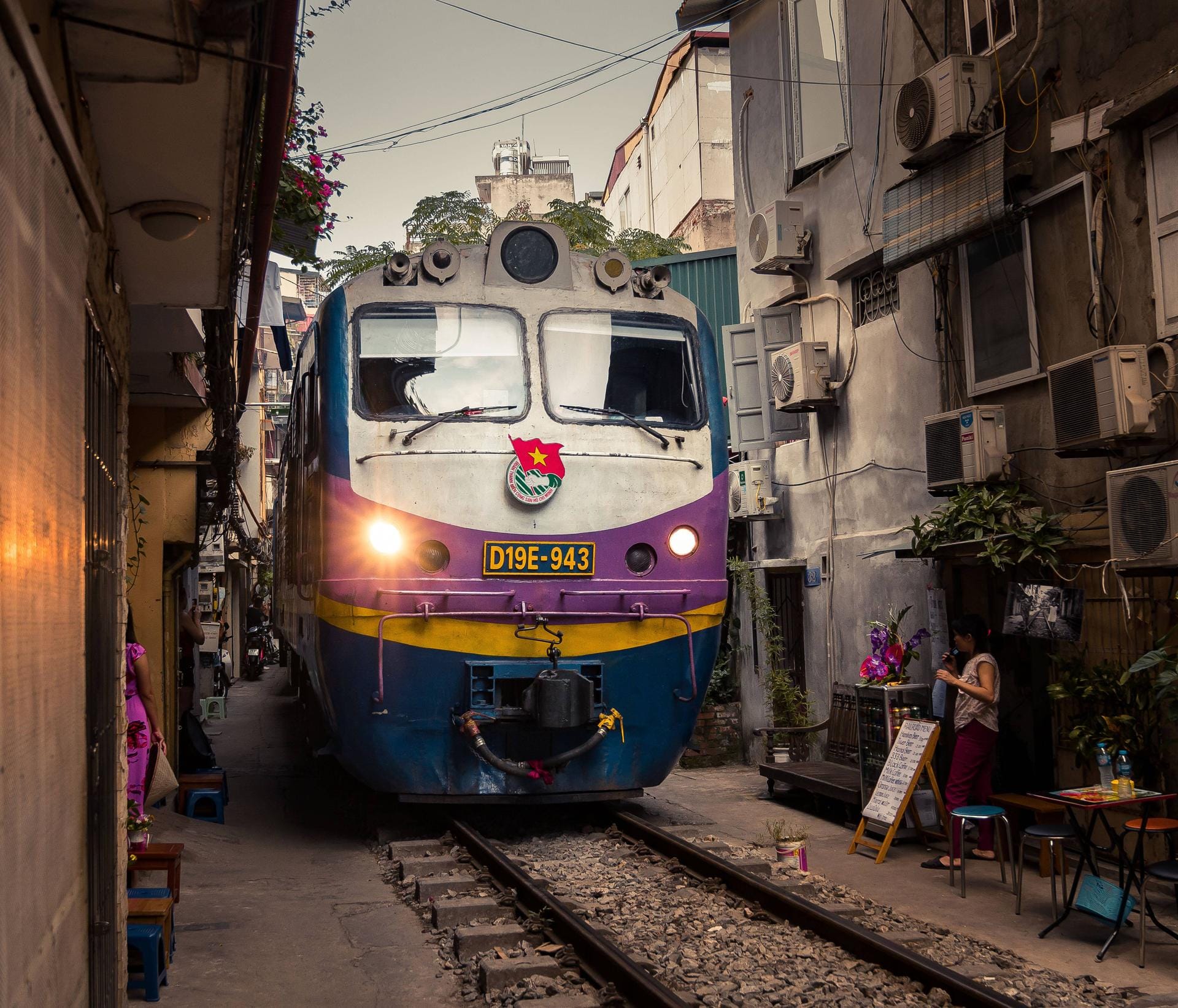 Train Street Hanoi: Touristen gefährden ihr Leben, weil sie solche Fotos machen möchten.