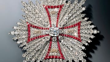 Bruststern des polnischen Ordens des Weißen Adlers; er wurde zwischen 1746 und 1749 von Goldschmied Jean Jacques Pallard aus Brillanten, Rubinen, Gold und Silber geschaffen und ist 15,5 x 15,5 Zentimeter groß.
