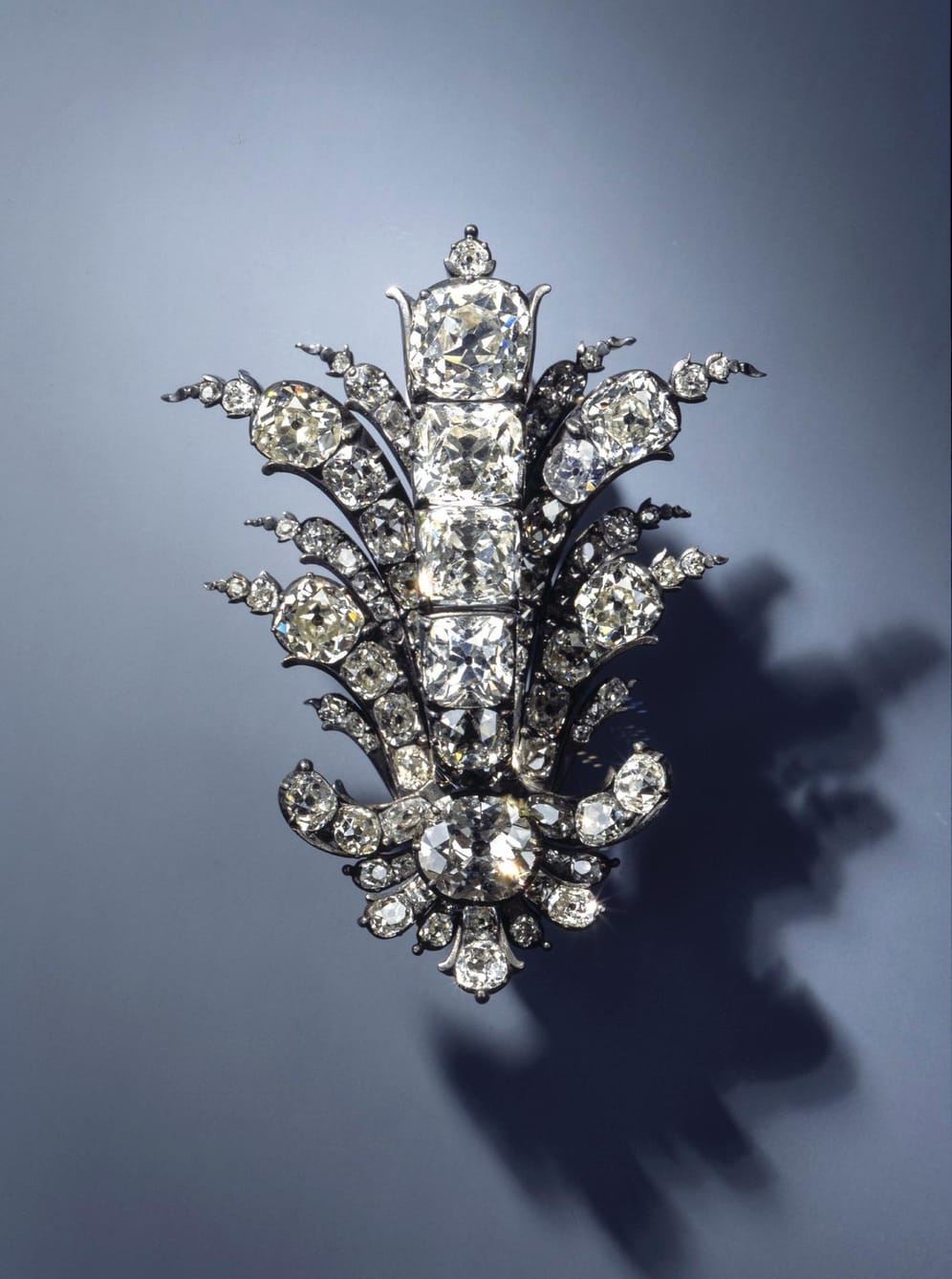 Palettenförmiges Juwel in Form eines Palmwedels aus 83 Brillanten.