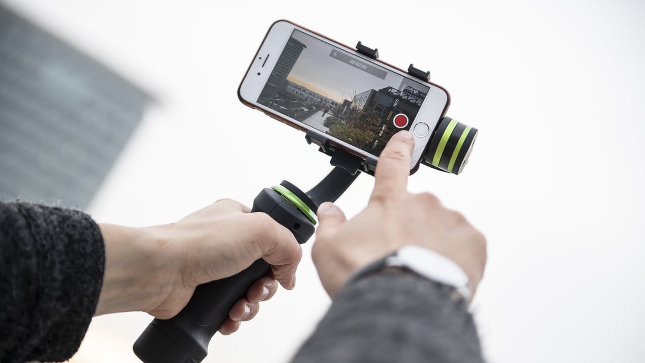 Für ein reibungsloses Zusammenspiel: Mit dem Gimbal liefert der Hersteller in aller Regel eine App aus, die die Kamera-Anwendung des Smartphones ersetzt.