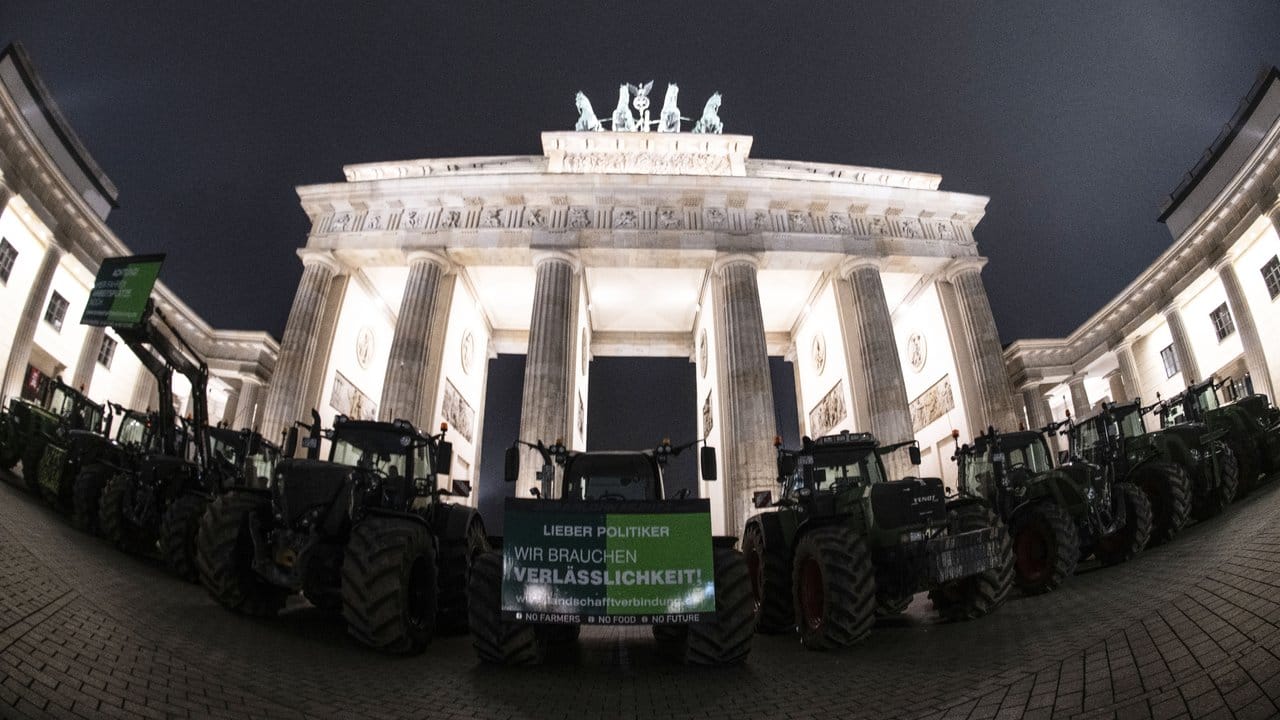 Bauern mit ihren Traktoren stehen vor dem Brandenburger Tor.