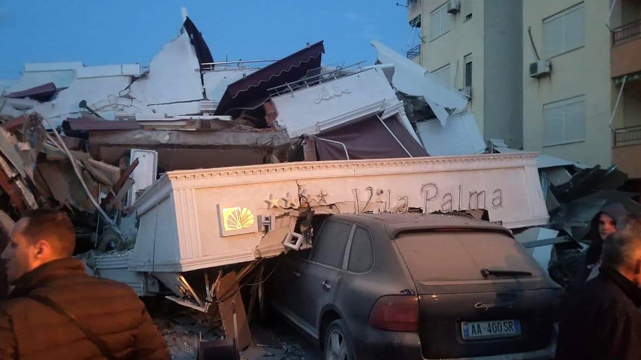 Das Ende eines Hotels: In der Stadt Durres haben Trümmer ein Auto teilweise begraben.