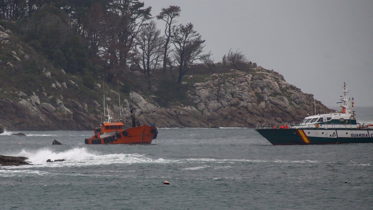 Ein Schleppschiff und ein Schiff der Guardia Civil sind an der spanischen Küste im Einsatz, nachdem ein Drogen-U-Boot abgefangen wurde.