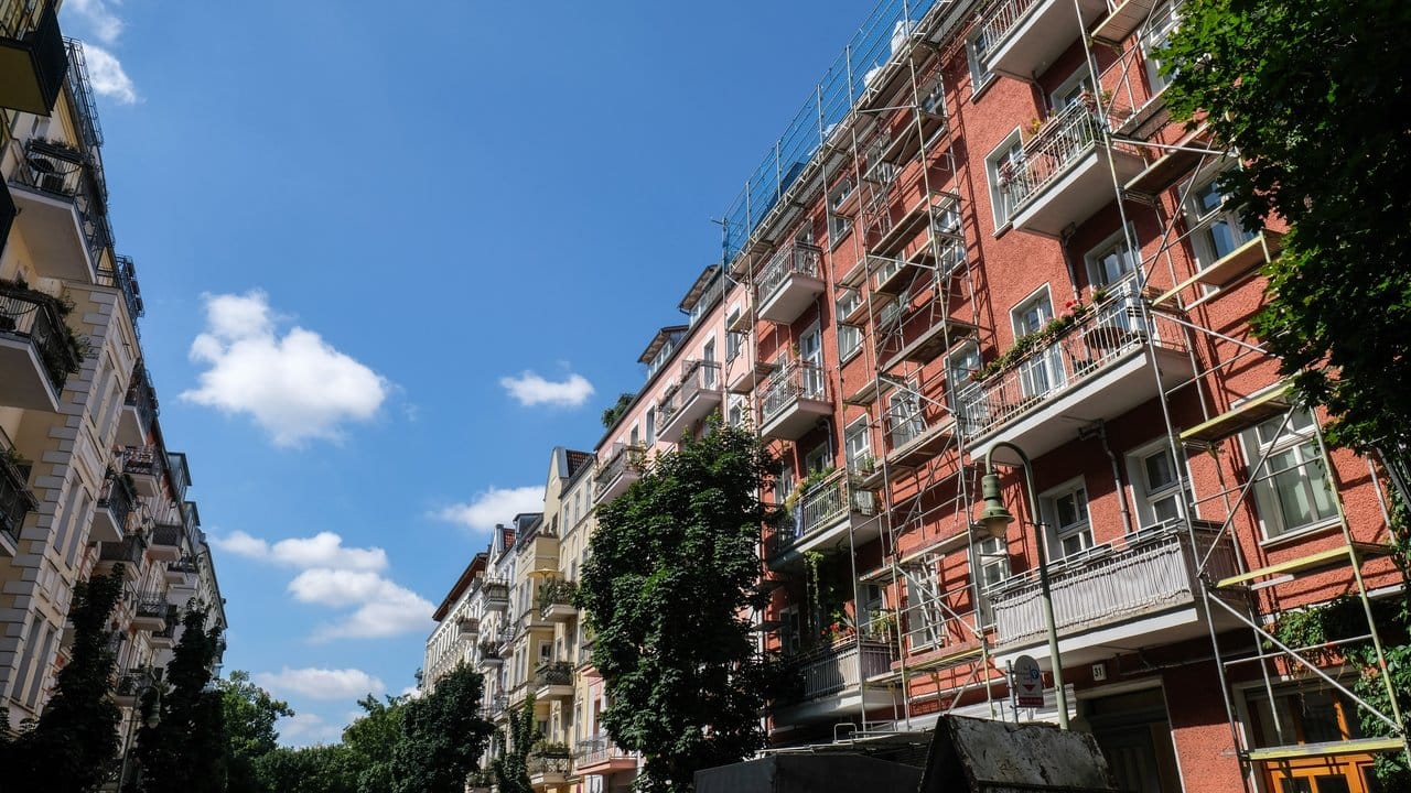 Sanierte und zum Teil eingerüstete Wohnhäuser im Berliner Prenzlauer Berg.