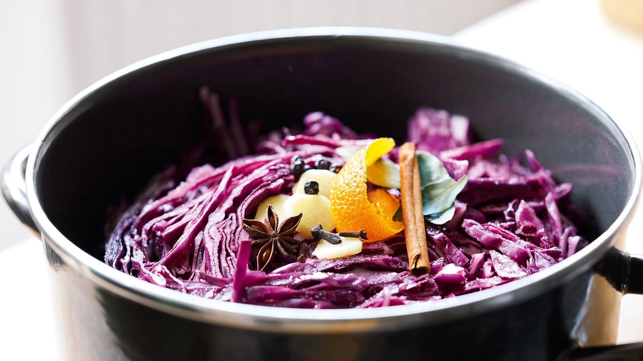 Um den Braten mit Süße aufzupeppen, kommen an den Rotkohl ein Stück Schokolade, frische Himbeeren, Himbeeressig und Himbeergeist. Um den Braten mit Süße aufzupeppen, kommen an den Rotkohl ein Stück Schokolade, frische Himbeeren, Himbeeressig und Himbeergeist.