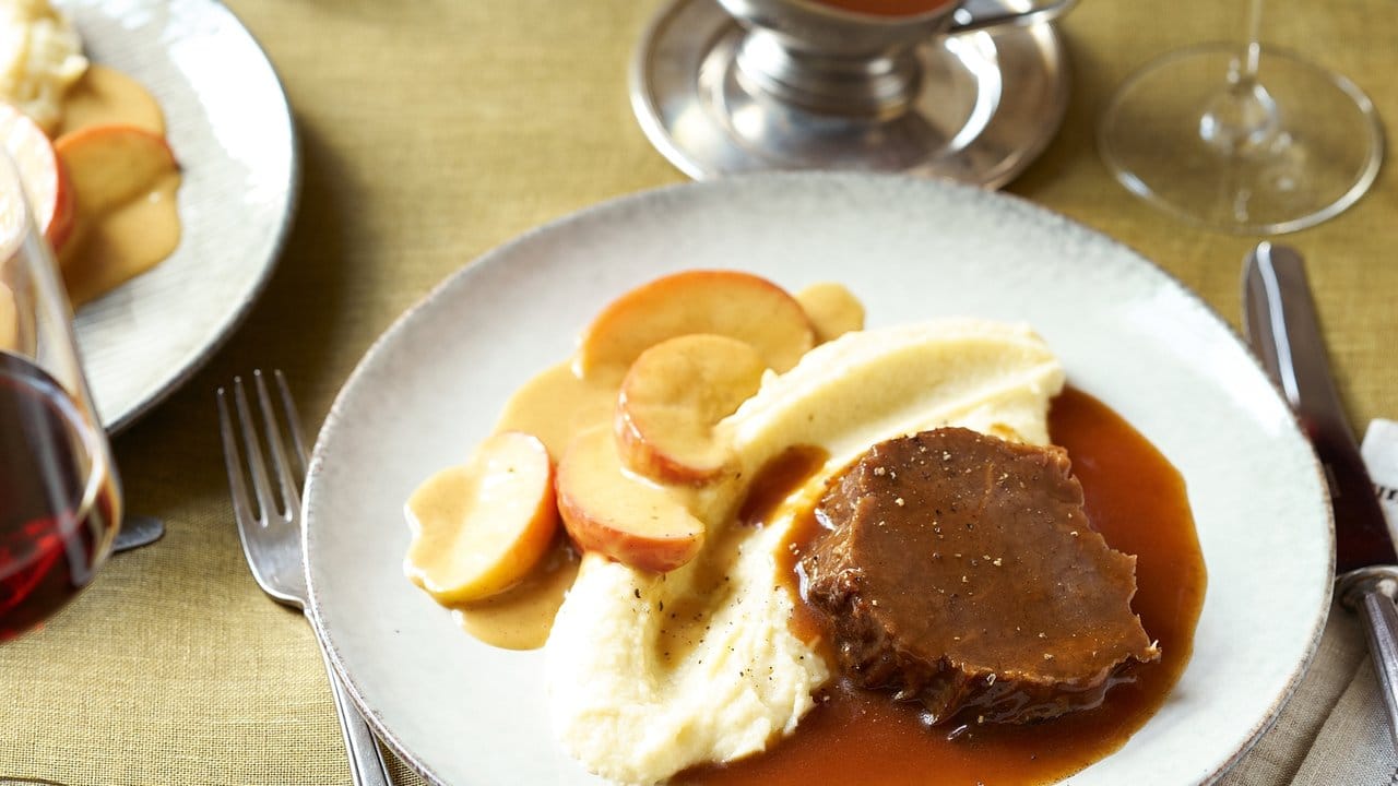 Wer dem deftigen Sauerbraten etwas Süße entgegensetzen mag, serviert karamellisierte Apfelspalten dazu. Wer dem deftigen Sauerbraten etwas Süße entgegensetzen mag, serviert karamellisierte Apfelspalten dazu.