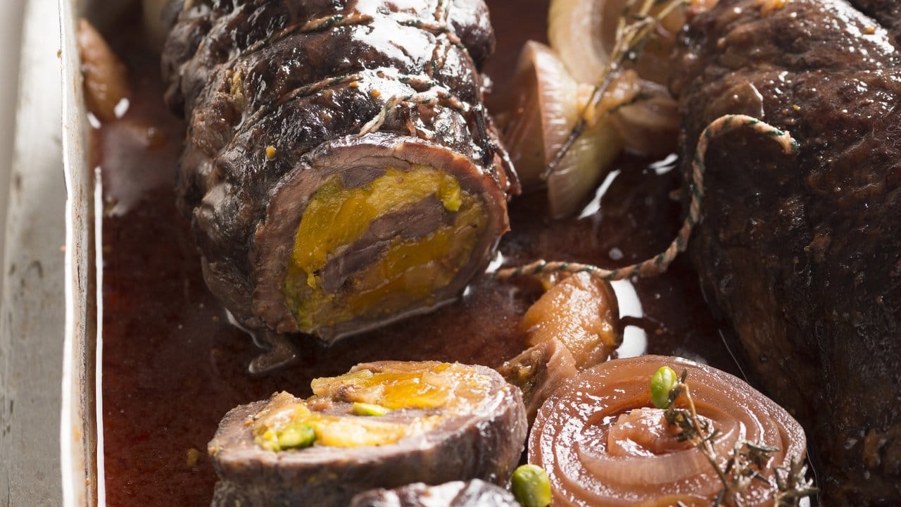 Aprikosen, Feigen, Nüsse und Mandeln geben einem Rehrollbraten ein süß-fruchtiges Inneres. Aprikosen, Feigen, Nüsse und Mandeln geben einem Rehrollbraten ein süß-fruchtiges Inneres.
