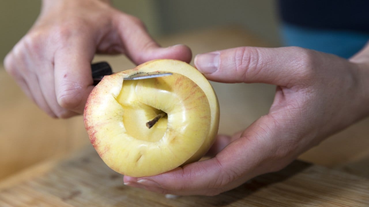 Auch ein geschälter Apfel ist gesund - mit der Schale gehen allerdings auch viele wertvolle Ballaststoffe verloren.