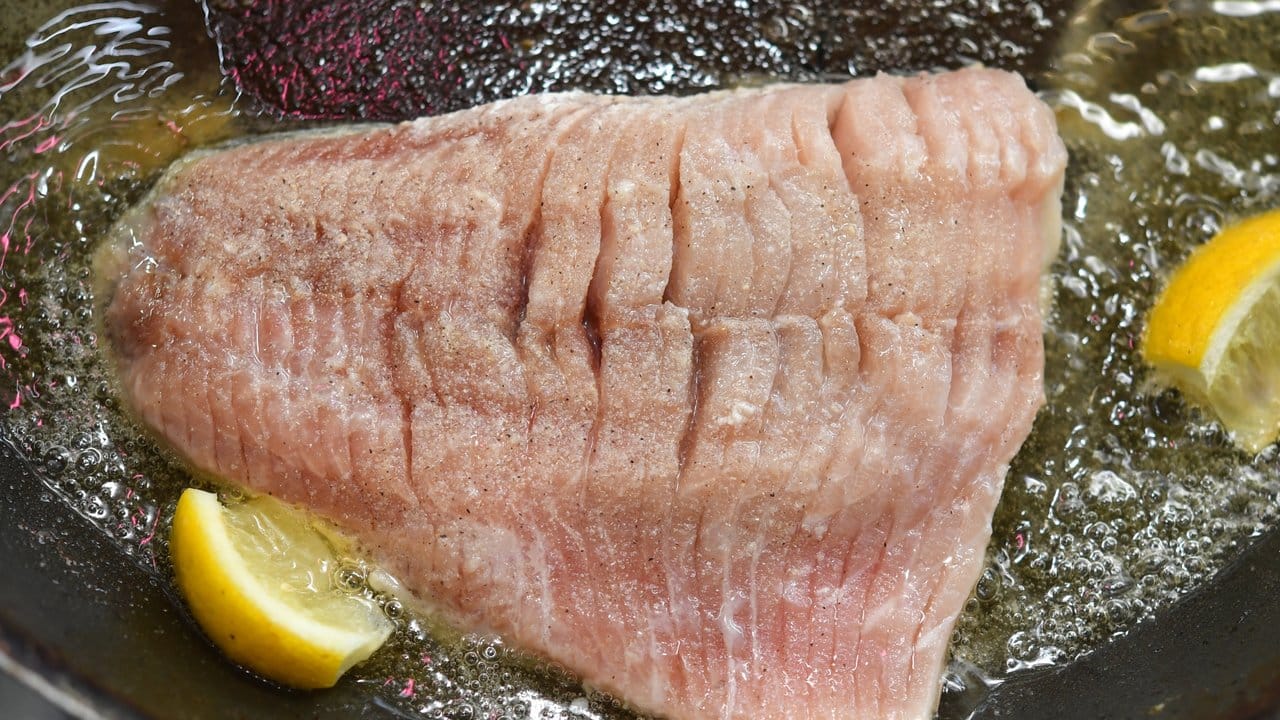 Kurz gebratener Fisch ist lecker und gesund - noch besser ist es aber, ihn zu dämpfen oder zu dünsten.