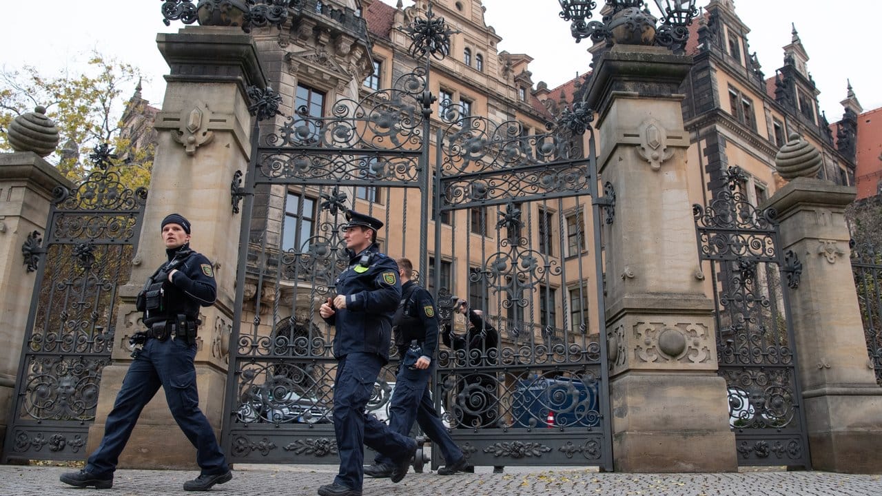 Polizisten verlassen das Residenzschloss in Dresden.