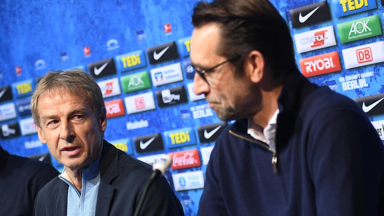 Jürgen Klinsmann (l) wird von Hertha-Manager Michael Preetz bei einer Pressekonferenz als Trainer präsentiert.