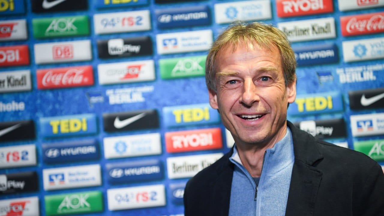 Soll Hertha BSC wieder aufbauen: Jürgen Klinsmann übernimmt bis Saisonende das Traineramt beim angeschlagenen Bundesligisten. Soll Hertha BSC wieder aufbauen: Jürgen Klinsmann übernimmt bis Saisonende das Traineramt beim angeschlagenen Bundesligisten.