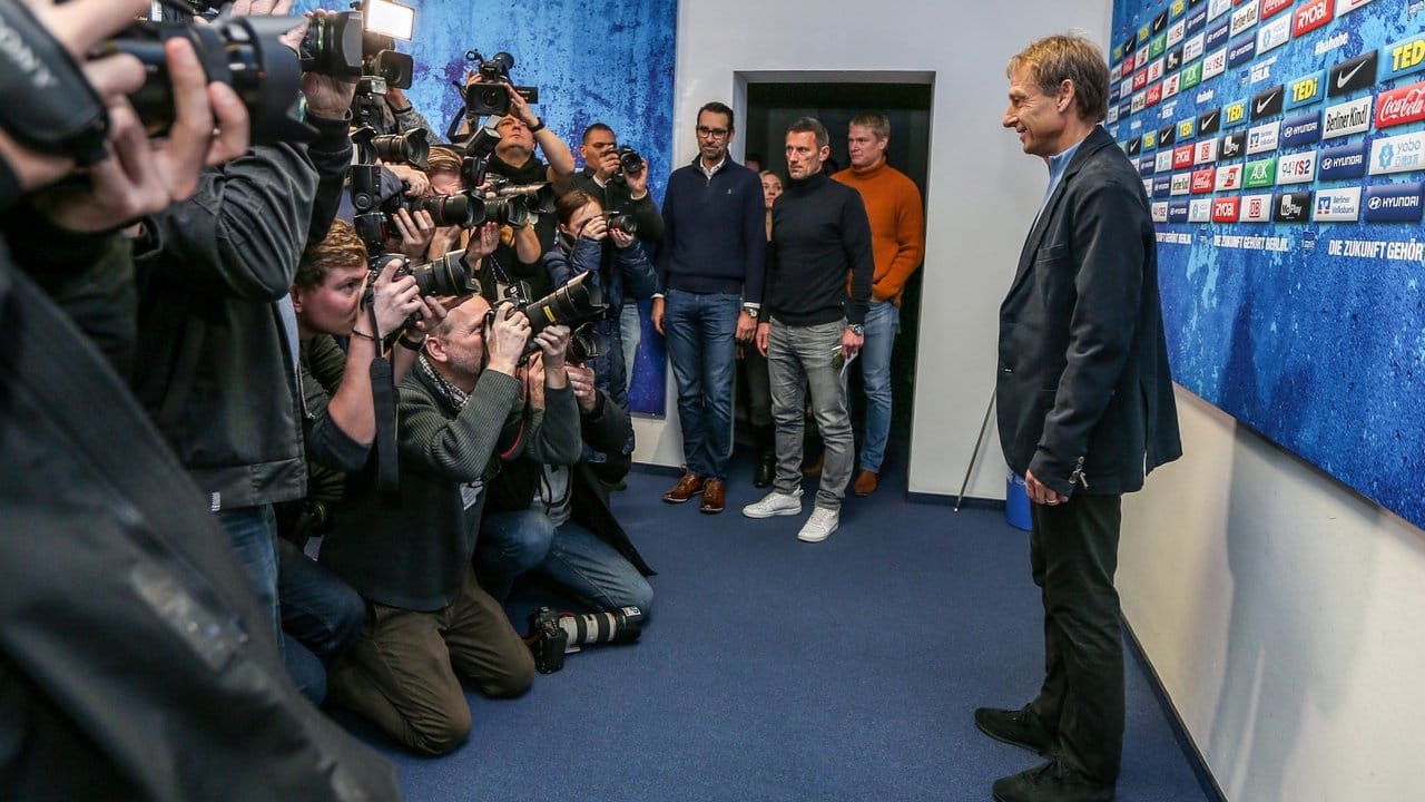 Herthas neuer Trainer Jürgen Klinsmann (r) posiert bei seiner Vorstellung für die Fotografen.