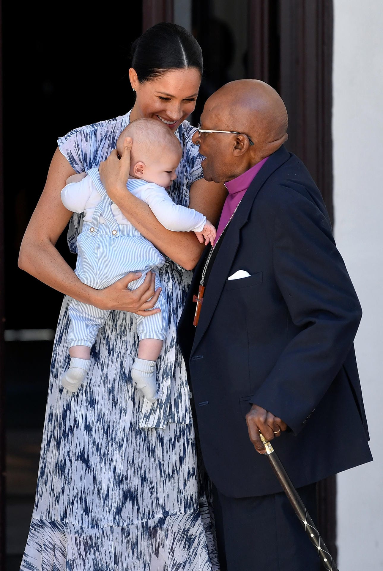 Zu einem Termin mit Desmond Tutu in Kapstadt nahm das Paar seinen Sohn Archie Harrison mit: Es war der erste öffentliche Auftritt für den Jungen.