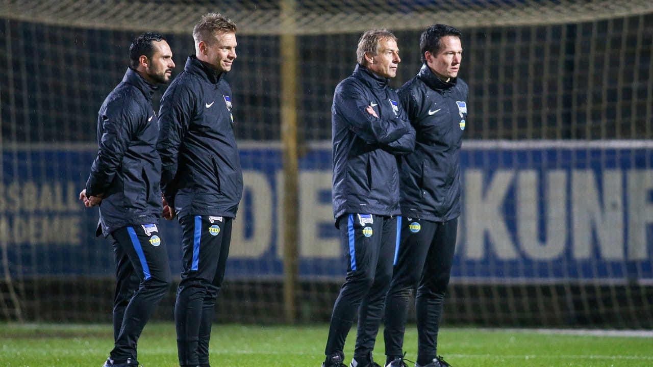 Das neue Trainerteam von Hertha BSC: Co-Trainer Alexander Nouri (l-r), Co-Trainer Markus Feldhoff, Trainer Jürgen Klinsmann und Athletiktrainer Henrik Kuchno.