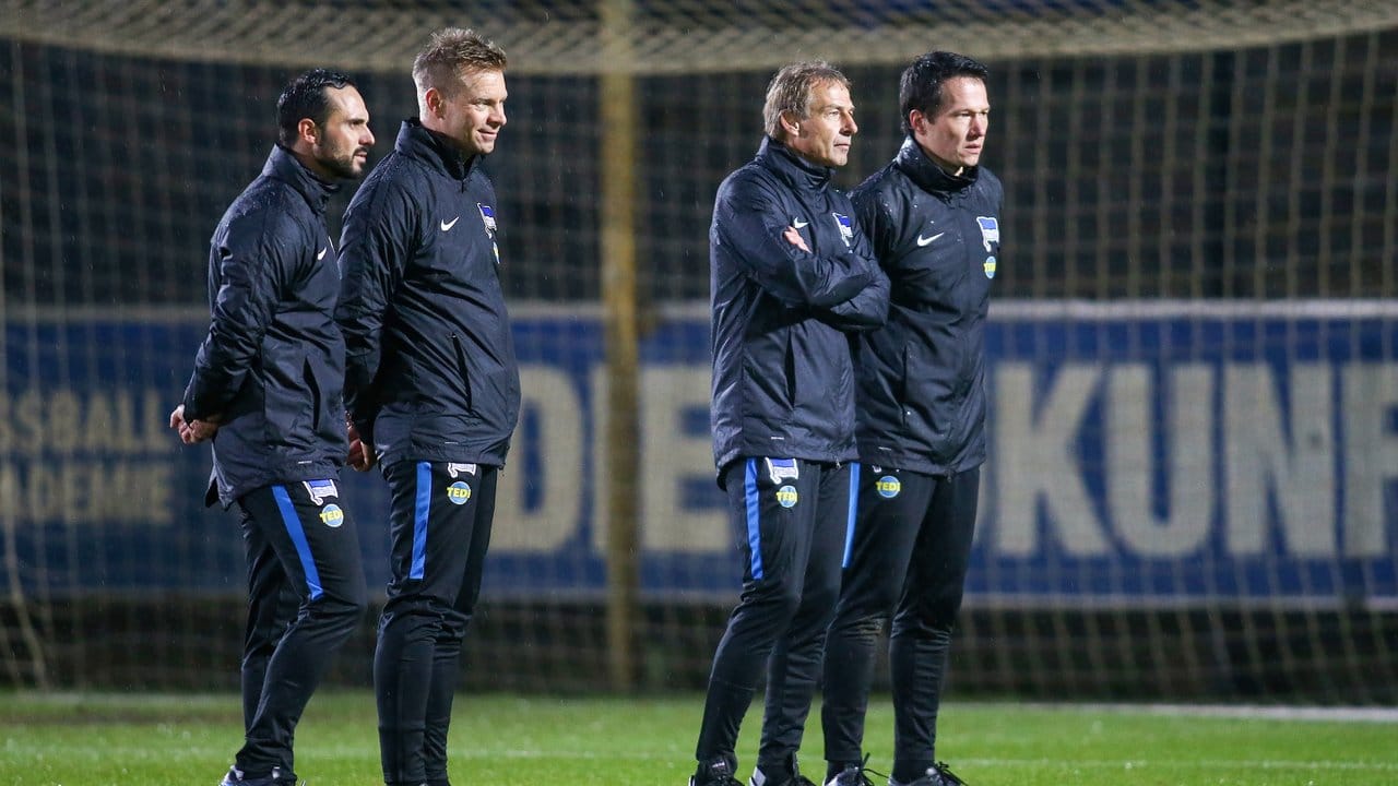 Das neue Trainerteam von Hertha BSC: Co-Trainer Alexander Nouri (l-r), Co-Trainer Markus Feldhoff, Trainer Jürgen Klinsmann und Athletiktrainer Henrik Kuchno. Das neue Trainerteam von Hertha BSC: Co-Trainer Alexander Nouri (l-r), Co-Trainer Markus Feldhoff, Trainer Jürgen Klinsmann und Athletiktrainer Henrik Kuchno.