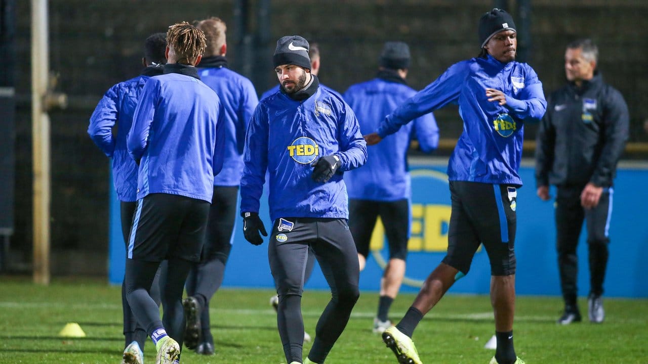 Zum Amtsantritt hat Jürgen Klinsmann die verunsicherten Profis von Hertha BSC gleich zum Training gebeten. Zum Amtsantritt hat Jürgen Klinsmann die verunsicherten Profis von Hertha BSC gleich zum Training gebeten.