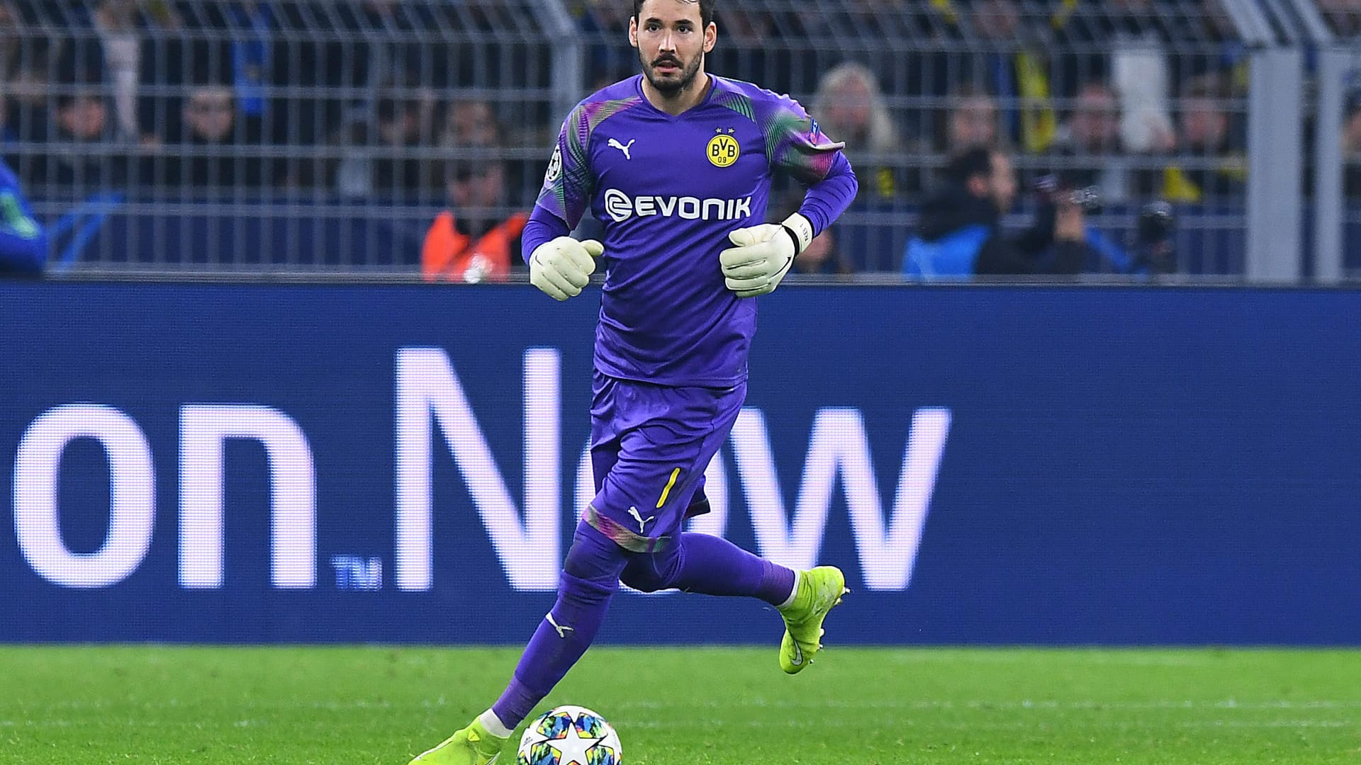 Roman Bürki: Der ärmste Mann in der BVB-Defensive. Bei allen drei Toren chancenlos. Note: 3