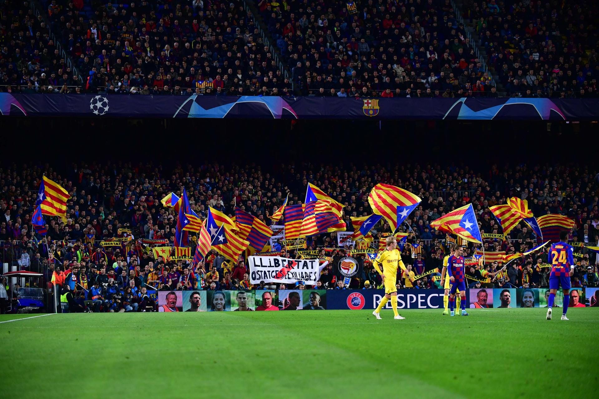 Mundo Deportivo (Spanien): "Eine weitere großartige europäische Nacht von Messi, Autor eines Tores und zwei Vorlagen, absoluter Anführer eines Klubs, der sein bestes Gesicht zur Geltung brachte. Dortmund musste gewinnen, reagierte aber erst in der letzten Minute, als Barça bereits mit 3: 0 dominierte." Mundo Deportivo (Spanien): "Eine weitere großartige europäische Nacht von Messi, Autor eines Tores und zwei Vorlagen, absoluter Anführer eines Klubs, der sein bestes Gesicht zur Geltung brachte. Dortmund musste gewinnen, reagierte aber erst in der letzten Minute, als Barça bereits mit 3: 0 dominierte."