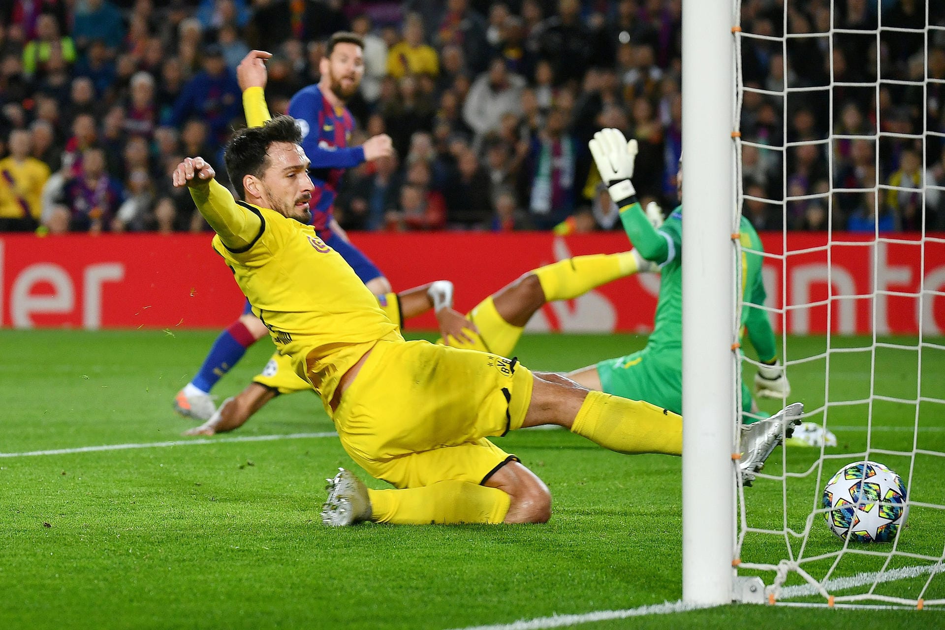 Das aktuell schwächelnde Borussia Dortmund (hier mit Mats Hummels) verlor am Mittwochabend in Barcelona mit 1:3. Superstar Lionel Messi drehte auf und ließ die BVB-Profis schlecht aussehen. t-online.de hat für Sie die internationalen Pressestimmen zur Champions-League-Partie zusammengetragen. Das aktuell schwächelnde Borussia Dortmund (hier mit Mats Hummels) verlor am Mittwochabend in Barcelona mit 1:3. Superstar Lionel Messi drehte auf und ließ die BVB-Profis schlecht aussehen. t-online.de hat für Sie die internationalen Pressestimmen zur Champions-League-Partie zusammengetragen.