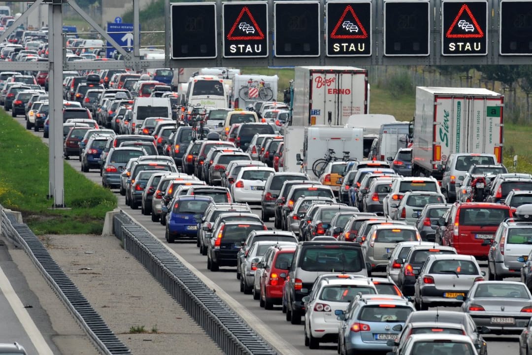 Alle Jahre wieder: Stau auf der Autobahn A9 zum Ferienbeginn in Bayern.