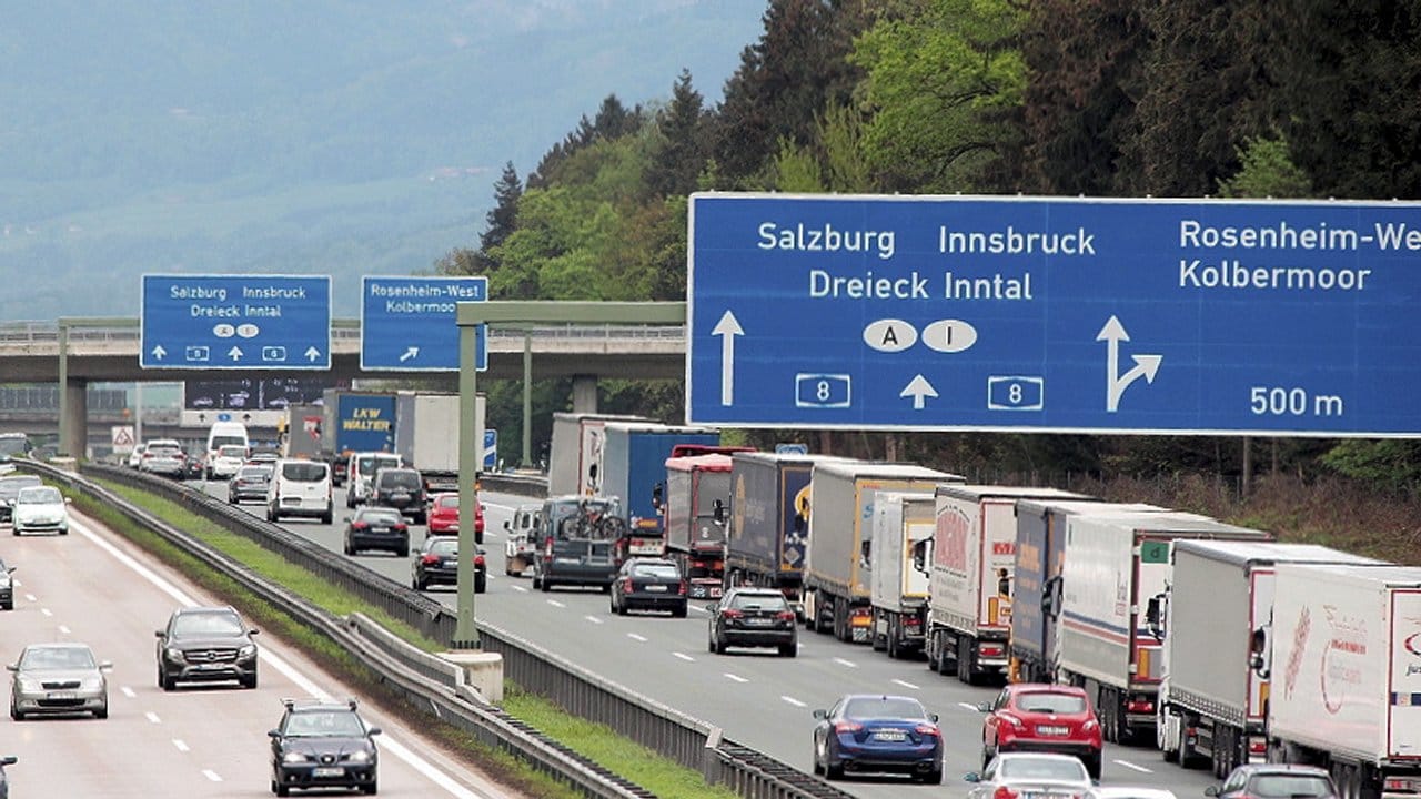 Stau auf der Autobahn 8 bei Rosenheim: Die Strecke nach Österreich und Südtirol ist im Sommer chronisch überlastet.