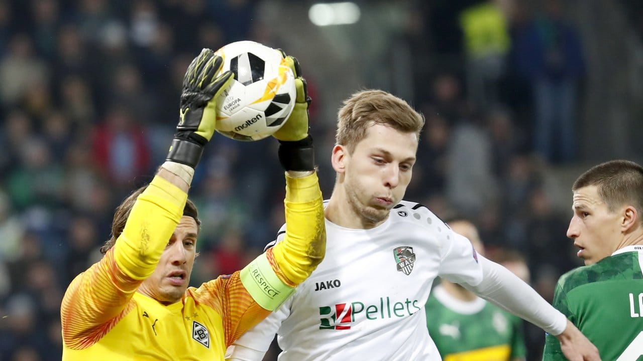 Torwart Yann Sommer (l) von Borussia Mönchengladbach fängt einen Ball vor Marc Andre Schmerböck vom Wolfsberger AC (M).