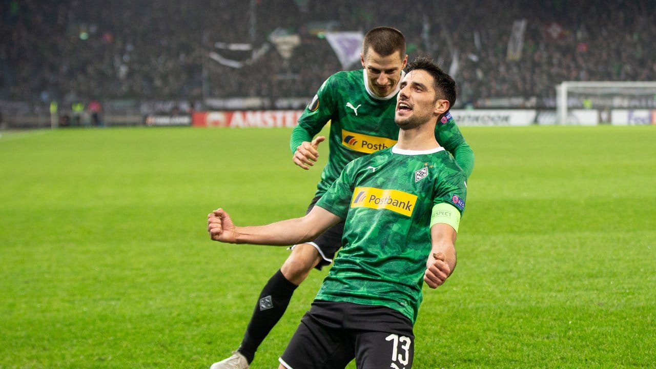 Gladbachs Lars Stindl (r) jubelt mit Stefan Lainer über sein Tor zum 1:0 gegen den Wolfsberger AC. Gladbachs Lars Stindl (r) jubelt mit Stefan Lainer über sein Tor zum 1:0 gegen den Wolfsberger AC.