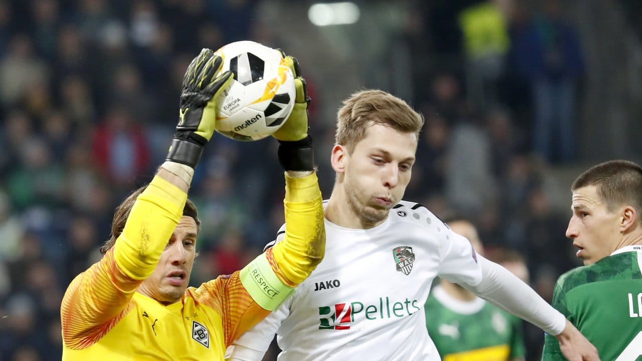 Torwart Yann Sommer (l) von Borussia Mönchengladbach fängt einen Ball vor Marc Andre Schmerböck vom Wolfsberger AC (M). Torwart Yann Sommer (l) von Borussia Mönchengladbach fängt einen Ball vor Marc Andre Schmerböck vom Wolfsberger AC (M).