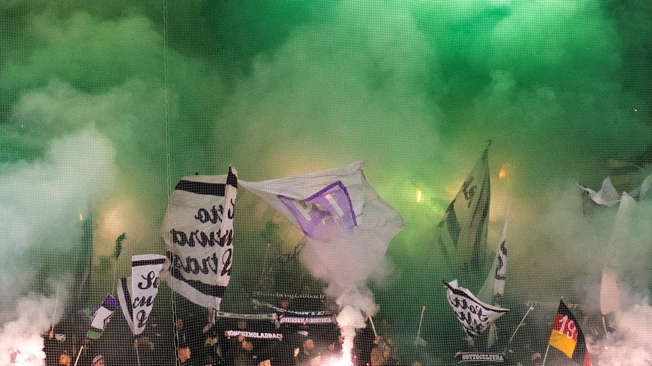 Fans von Mönchengladbach zünden Pyrotechnik auf der Gästetribüne des Wolfsberger AC. Fans von Mönchengladbach zünden Pyrotechnik auf der Gästetribüne des Wolfsberger AC.