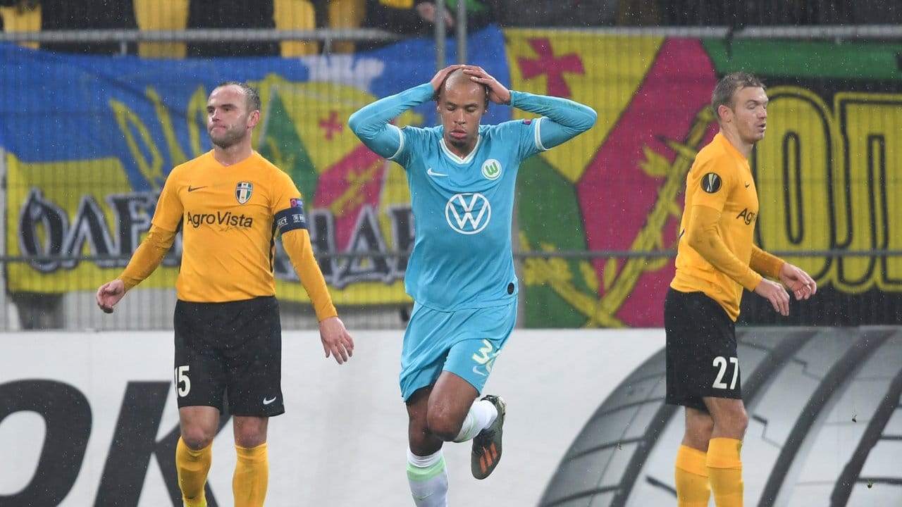 Marcel Tisserand (M) vom VfL Wolfsburg fasst sich nach einer vergebenen Chance an den Kopf.