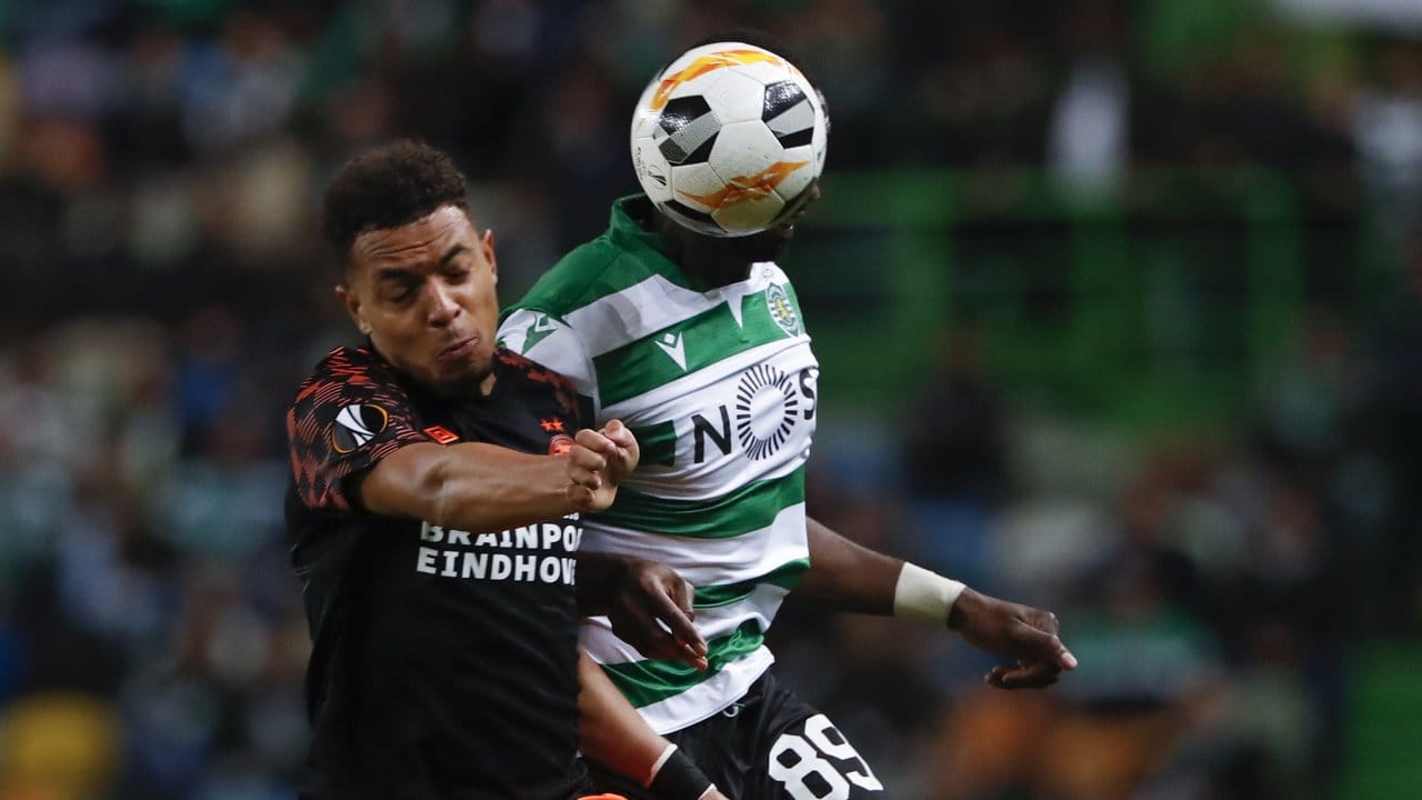 Lissabons Yannick Bolasie (r) kämpft gegen Eindhovens Donyell Malen um den Ball.