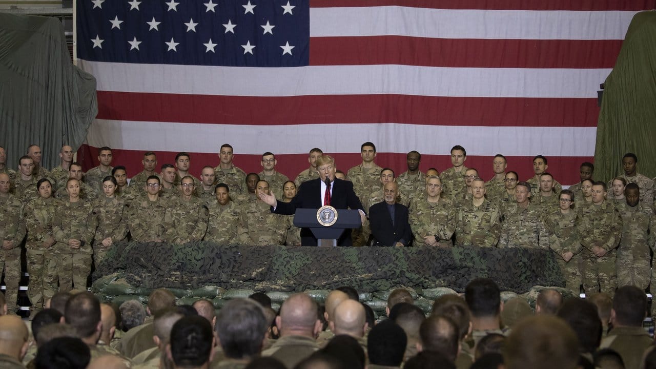 US-Präsident Donald Trump spricht zu Mitgliedern der amerikanischen Truppen auf der Bagram Air Base nördlich von Kabul.