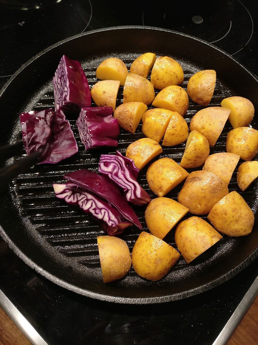 Haben Sie das Fleisch und den Speck zubereitet, waschen Sie die Kartoffeln und den Kohl – nur waschen, nicht schälen – und schneiden Sie das Gemüse in mundgerechte Stücke.