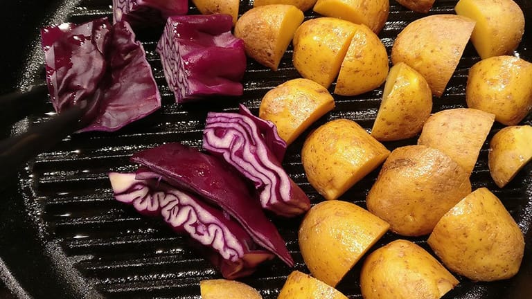 Haben Sie das Fleisch und den Speck zubereitet, waschen Sie die Kartoffeln und den Kohl – nur waschen, nicht schälen – und schneiden Sie das Gemüse in mundgerechte Stücke.