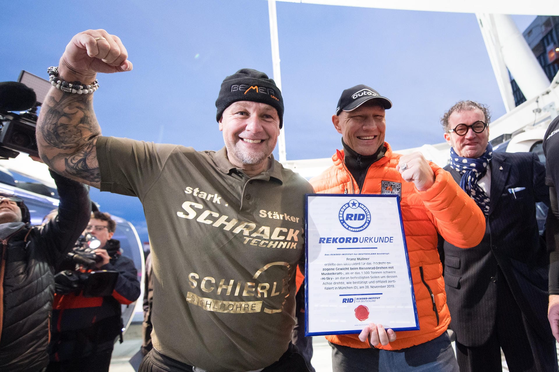 Axel Schulz, ehemaliger Profi-Boxer, gratuliert Franz Müllner (l) zum geglückten Weltrekordversuch: Die Sportler jubeln über den Erfolg.