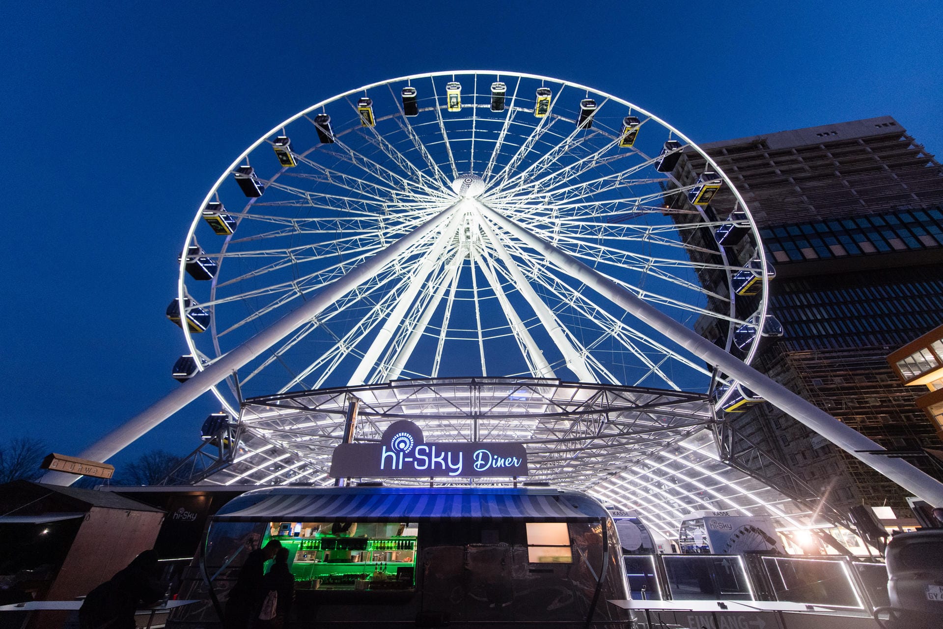 Das "Hi-Sky"-Riesenrad im Münchner Werksviertel: Das Rad wiegt 750 Tonnen.