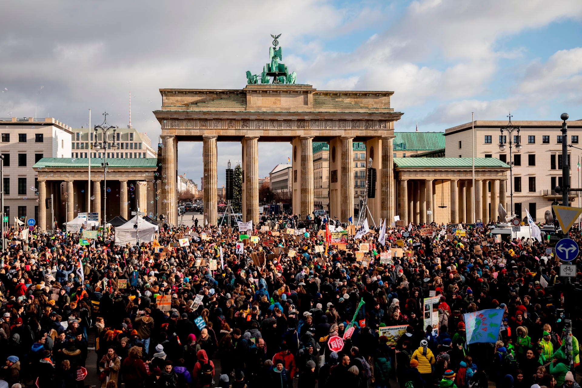 Demonstraten versammeln sich vor dem Brandenburger Tor: Allein in Berlin sind 50.000 Teilnehmer bei der Polizei angemeldet.