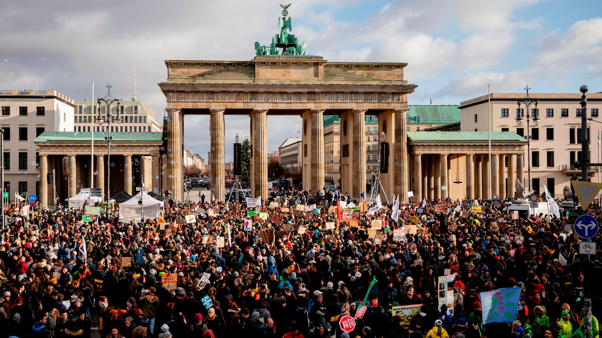 Demonstraten versammeln sich vor dem Brandenburger Tor: Allein in Berlin sind 50.000 Teilnehmer bei der Polizei angemeldet.