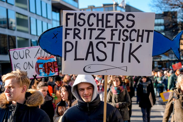 Auch in Hamburg wird protestiert: Hier startete die Klima-Demo mit rund 30.000 Teilnehmern symbolisch um fünf nach zwölf.